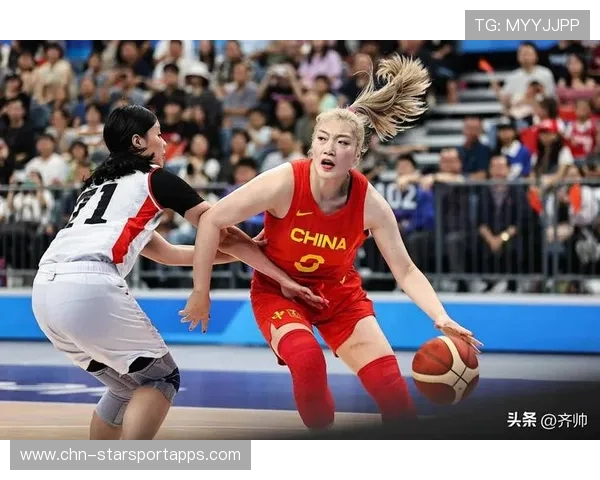 女篮姑娘笑对艰难的背影——逆境中的坚韧与梦想